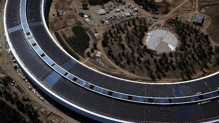 Panel tenaga surya di kantor pusat Apple. Foto: GettyImages Panel tenaga surya di kantor pusat Apple. Foto: GettyImages