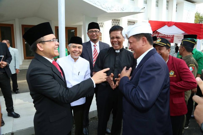 Tokoh Lintas Agama Banyuwangi Kompak Serukan Pentingnya Pancasila Tokoh Lintas Agama Banyuwangi Kompak Serukan Pentingnya Pancasila