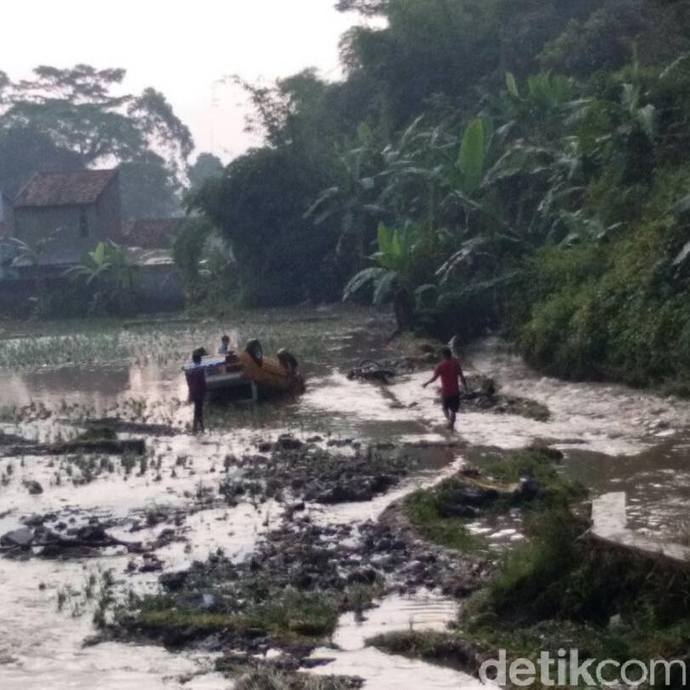 Banjir Garut Surut, Sebuah Mobil Ditemukan Terbalik di Tengah Sawah Banjir Garut Surut, Sebuah Mobil Ditemukan Terbalik di Tengah Sawah