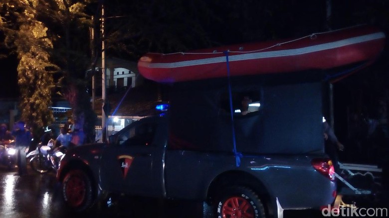 Banjir di Garut Meluas, Petugas Bawa Perahu Karet Banjir di Garut Meluas, Petugas Bawa Perahu Karet