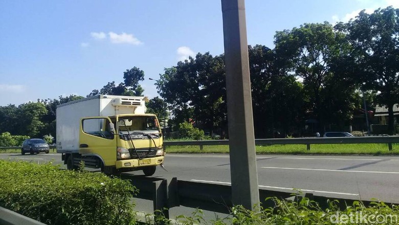 Kecelakaan Truk di Tol JORR Dekat TMII, Lalin Macet 1,5 Km Kecelakaan Truk di Tol JORR Dekat TMII, Lalin Macet 1,5 Km