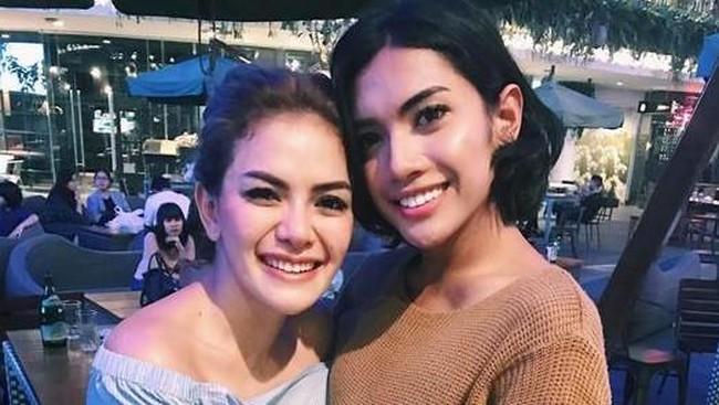 Millendaru: Cantik Dirangkul Diego Michiels, Berpose Maskulin Bareng Ashanty Millendaru: Cantik Dirangkul Diego Michiels, Berpose Maskulin Bareng Ashanty