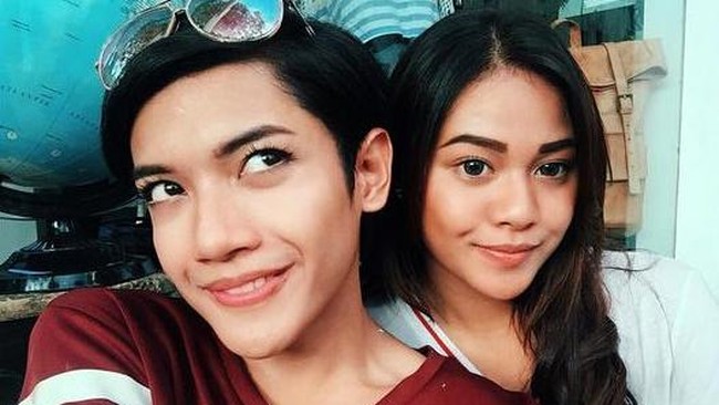 Millendaru: Cantik Dirangkul Diego Michiels, Berpose Maskulin Bareng Ashanty Millendaru: Cantik Dirangkul Diego Michiels, Berpose Maskulin Bareng Ashanty