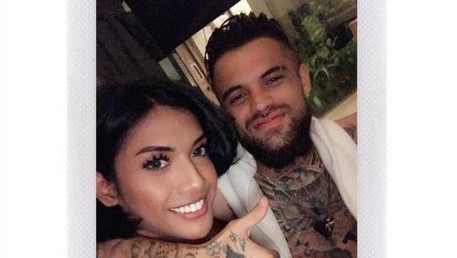 Millendaru: Cantik Dirangkul Diego Michiels, Berpose Maskulin Bareng Ashanty Millendaru: Cantik Dirangkul Diego Michiels, Berpose Maskulin Bareng Ashanty