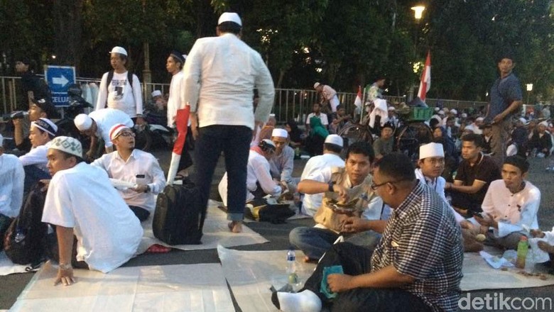 Massa Aksi Bela Ulama 96 Berbagi Takjil di Halaman Istiqlal Massa Aksi Bela Ulama 96 Berbagi Takjil di Halaman Istiqlal
