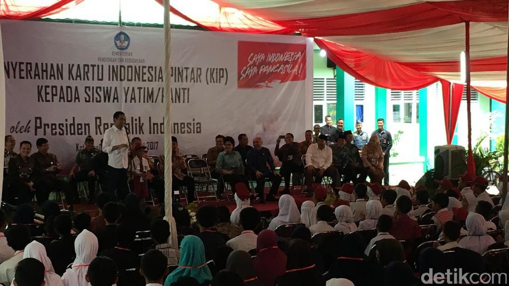 Saat Jokowi Terkesan dengan Feri Bocah SD Tasikmalaya Saat Jokowi Terkesan dengan Feri Bocah SD Tasikmalaya
