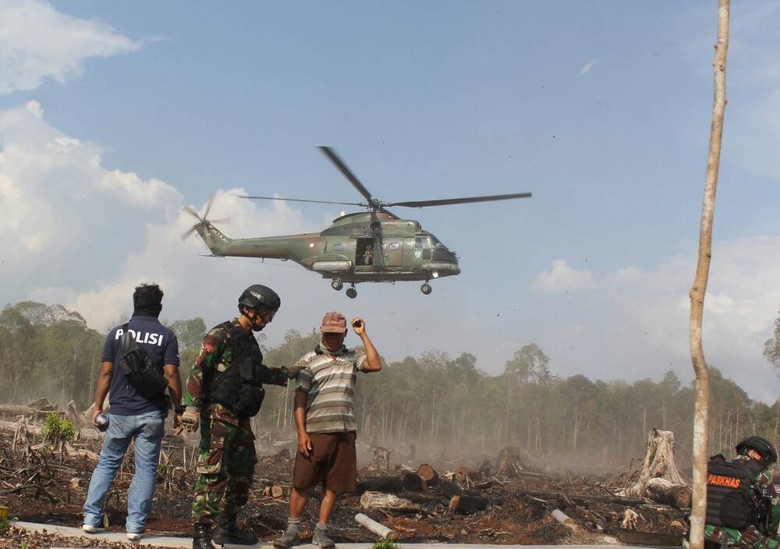 Satgas Karhutla Amankan Pria yang Diduga Pembakar Lahan Satgas Karhutla Amankan Pria yang Diduga Pembakar Lahan