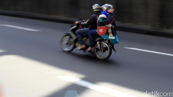 Mudik dengan kendaraan roda dua tidak dianjurkan karena terlalu berisiko (Foto: Wisma Putra) Mudik dengan kendaraan roda dua tidak dianjurkan karena terlalu berisiko (Foto: Wisma Putra)