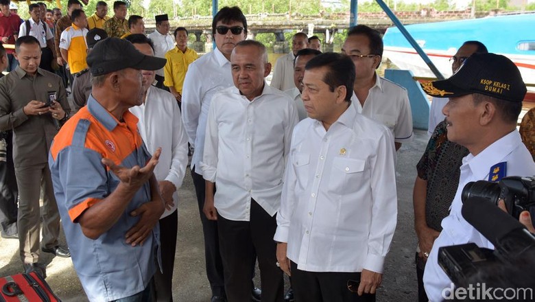 Golkar Tunggu Survei untuk Tentukan Calon di Pilgub Riau 2018 Golkar Tunggu Survei untuk Tentukan Calon di Pilgub Riau 2018