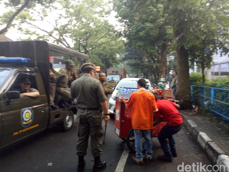 Ditertibkan Satpol PP, PKL Jalan Trunojoyo Ngaku Bayar Iuran Ditertibkan Satpol PP, PKL Jalan Trunojoyo Ngaku Bayar Iuran