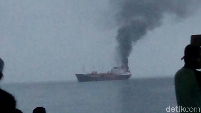 Kapal Pengangkut LPG Terbakar Dekat Pelabuhan Paotere Makassar Kapal Pengangkut LPG Terbakar Dekat Pelabuhan Paotere Makassar