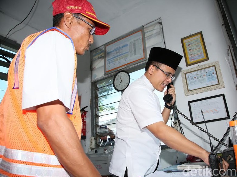 Bupati Anas Apresiasi Dedikasi Penjaga Perlintasan Kereta Api Bupati Anas Apresiasi Dedikasi Penjaga Perlintasan Kereta Api