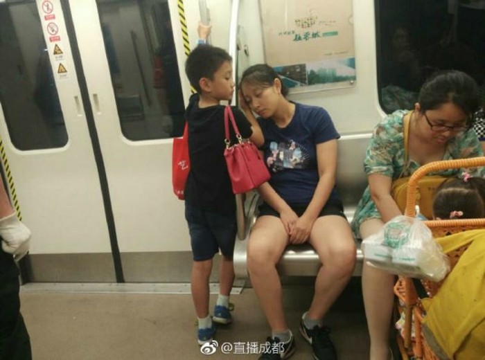 Anak jadi sandaran ibunya. Foto: Weibo Anak jadi sandaran ibunya. Foto: Weibo