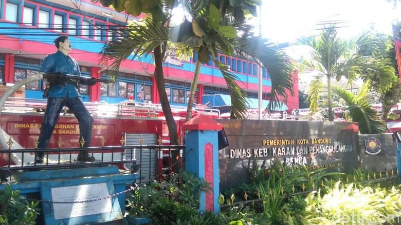 Dinas Kebakaran Bandung Imbau Warga Ganti Lampu Rumah Sebelum Mudik Dinas Kebakaran Bandung Imbau Warga Ganti Lampu Rumah Sebelum Mudik