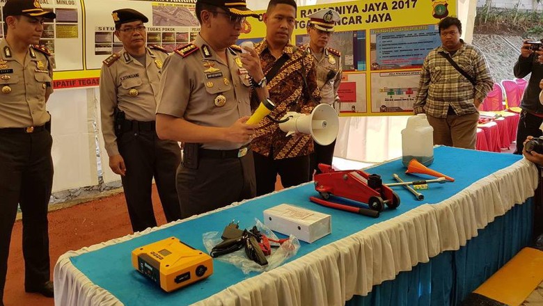 Polres Bekasi Siapkan Bengkel Mobile di Tol Jakarta-Cikampek Polres Bekasi Siapkan Bengkel Mobile di Tol Jakarta-Cikampek