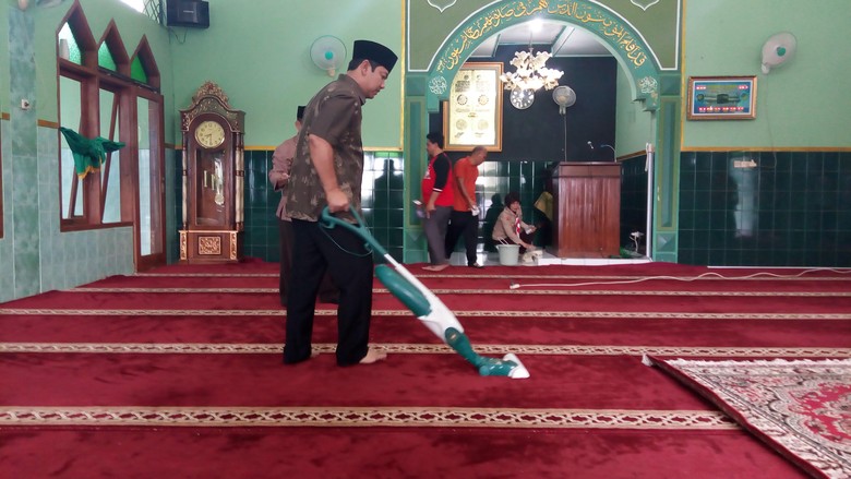 Anak Sd Bersihkan Masjid Gambar Menyapu