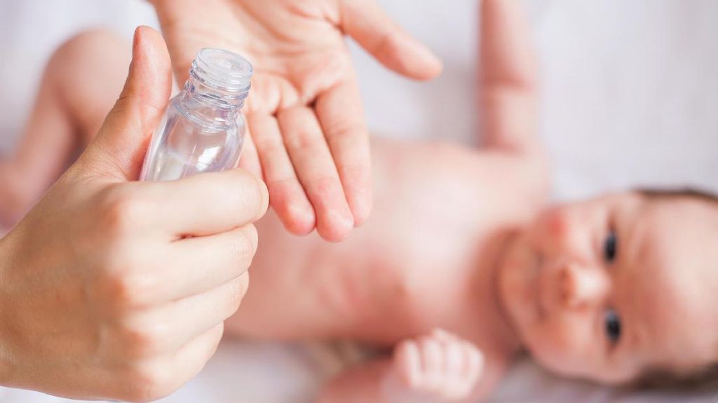 Yang Perlu Bunda Tahu Soal Penggunaan Minyak Telon untuk Anak Yang Perlu Bunda Tahu Soal Penggunaan Minyak Telon untuk Anak