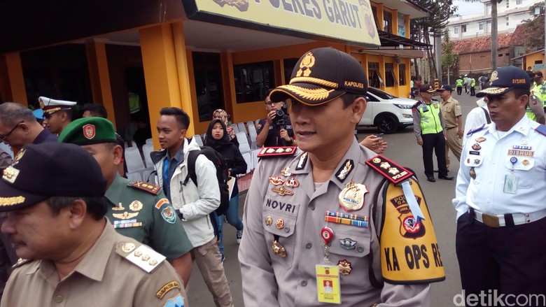 Polres Garut Sebar Tim Penembak Penjahat di Jalur Mudik Polres Garut Sebar Tim Penembak Penjahat di Jalur Mudik