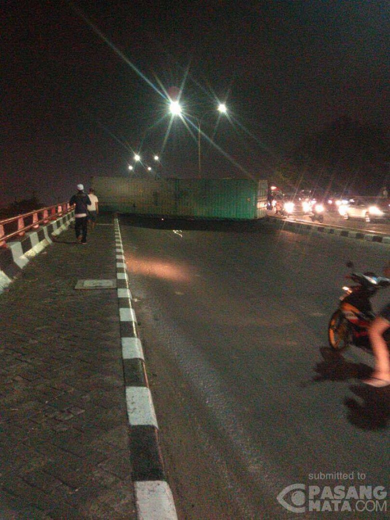 Hampir 7 Jam, Kontainer di Flyover Kranji Belum Dievakuasi Hampir 7 Jam, Kontainer di Flyover Kranji Belum Dievakuasi