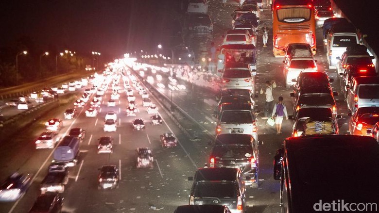 Ada Pengerjaan Proyek Tol Cikampek, Karawang-Jakarta Macet 7 Km Ada Pengerjaan Proyek Tol Cikampek, Karawang-Jakarta Macet 7 Km