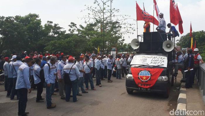 Demo sopir mobil tangki Pertamina. Foto: Michael Agustinus/detikFinance Demo sopir mobil tangki Pertamina. Foto: Michael Agustinus/detikFinance
