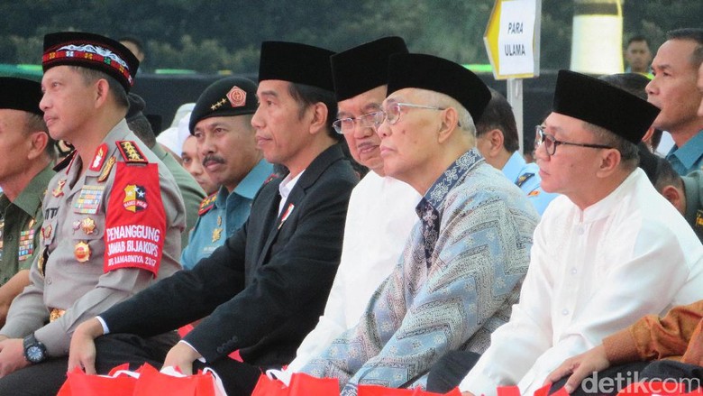 Jokowi-JK hingga Ketua MPR Santap Nasi Kotak Bersama di Mabes TNI Jokowi-JK hingga Ketua MPR Santap Nasi Kotak Bersama di Mabes TNI