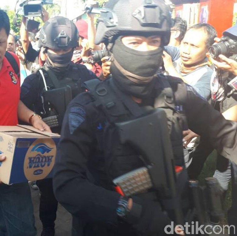 Polrestabes Surabaya Antisipasi Teror Jelang Natal dan Tahun Baru Polrestabes Surabaya Antisipasi Teror Jelang Natal dan Tahun Baru