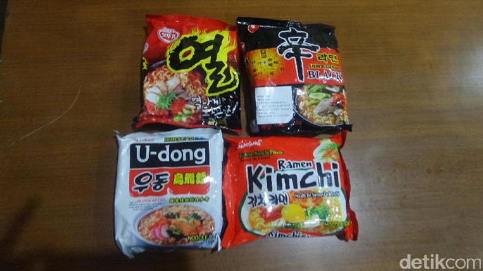 Sederet risiko gangguan kesehatan menanti mereka yang menggemari samyang dan produk mi instan lainnya, termasuk penyakit jantung dan kanker. (Foto: Jabbar Ramdhani/detikcom) Sederet risiko gangguan kesehatan menanti mereka yang menggemari samyang dan produk mi instan lainnya, termasuk penyakit jantung dan kanker. (Foto: Jabbar Ramdhani/detikcom)