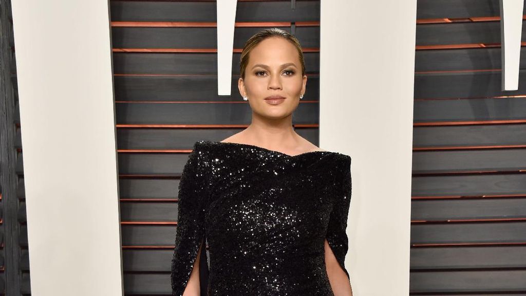 Harus ke Bandara Awal Usai 8 Jam Penerbangan, Chrissy Teigen Dihibur Ramen Harus ke Bandara Awal Usai 8 Jam Penerbangan, Chrissy Teigen Dihibur Ramen