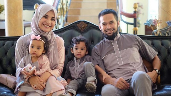 Yuk! Intip Gaya Lebaran Selebriti (2) Yuk! Intip Gaya Lebaran Selebriti (2)