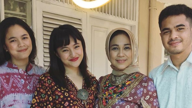 Yuk! Intip Gaya Lebaran Selebriti (2) Yuk! Intip Gaya Lebaran Selebriti (2)