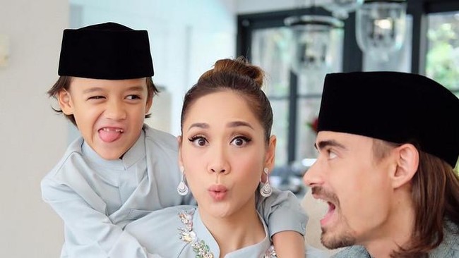 Yuk! Intip Gaya Lebaran Selebriti (2) Yuk! Intip Gaya Lebaran Selebriti (2)