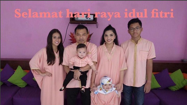 Yuk! Intip Gaya Lebaran Selebriti (2) Yuk! Intip Gaya Lebaran Selebriti (2)