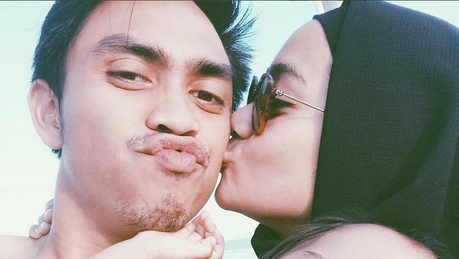 Intip Gaya Liburan Para Seleb (2) Intip Gaya Liburan Para Seleb (2)