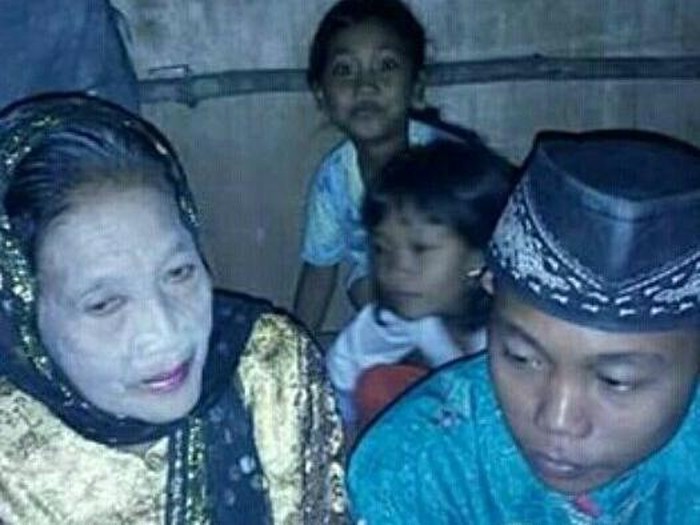 Heboh pernikahan beda usia antara ABG berusia 16 tahun dengan nenek tua berusia 71 tahun. Foto: Instagram Heboh pernikahan beda usia antara ABG berusia 16 tahun dengan nenek tua berusia 71 tahun. Foto: Instagram