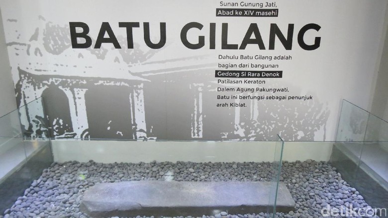 Foto: Batu penunjuk Kiblat di Museum Pusaka Keraton Kasepuhan (Fitraya/detikTravel) Foto: Batu penunjuk Kiblat di Museum Pusaka Keraton Kasepuhan (Fitraya/detikTravel)