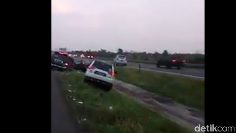 Contraflow di Cipali, Mobil-mobil Seberangi Rumput dan Parit Contraflow di Cipali, Mobil-mobil Seberangi Rumput dan Parit
