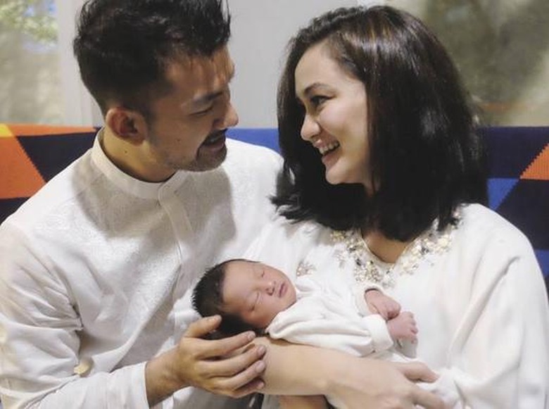 Rio Dewanto Berencana Ajak Istri dan Anak Pindah ke Bali Rio Dewanto Berencana Ajak Istri dan Anak Pindah ke Bali