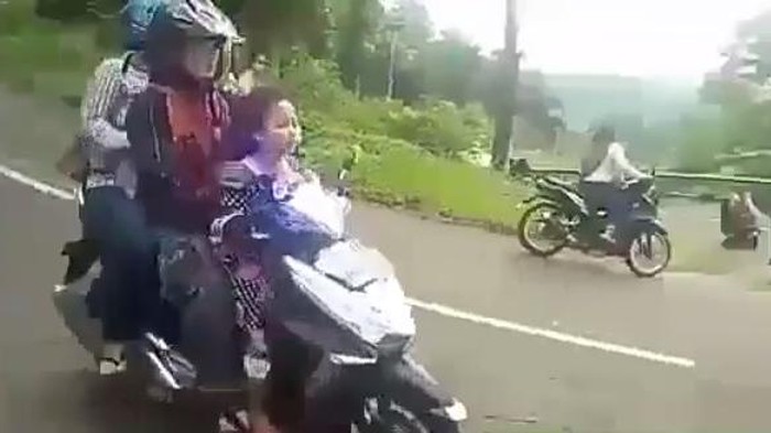 Motor matik sekeluarga rem blong di turunan di Mojokerto, Jawa Tumur. Foto: semarrelawan Motor matik sekeluarga rem blong di turunan di Mojokerto, Jawa Tumur. Foto: semarrelawan