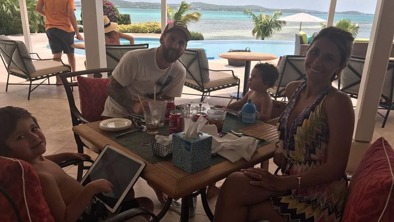 Messi dan keluarganya yang tengah bulan madu (@leomessi/Instagram) Messi dan keluarganya yang tengah bulan madu (@leomessi/Instagram)