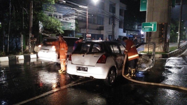 Diduga karena Korsleting, Mobil Swift Terbakar di Tendean Diduga karena Korsleting, Mobil Swift Terbakar di Tendean