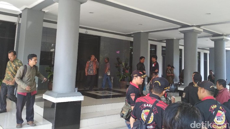 Kisruh PPDB 2017, Gabungan Ormas Geruduk Kantor Disdik Jabar Kisruh PPDB 2017, Gabungan Ormas Geruduk Kantor Disdik Jabar