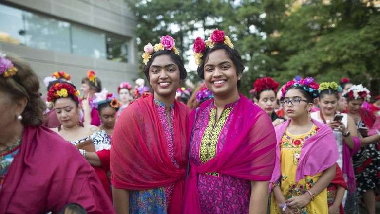 Ribuan Orang Berpakaian ala Frida Kahlo Pecahkan Rekor Dunia Ribuan Orang Berpakaian ala Frida Kahlo Pecahkan Rekor Dunia