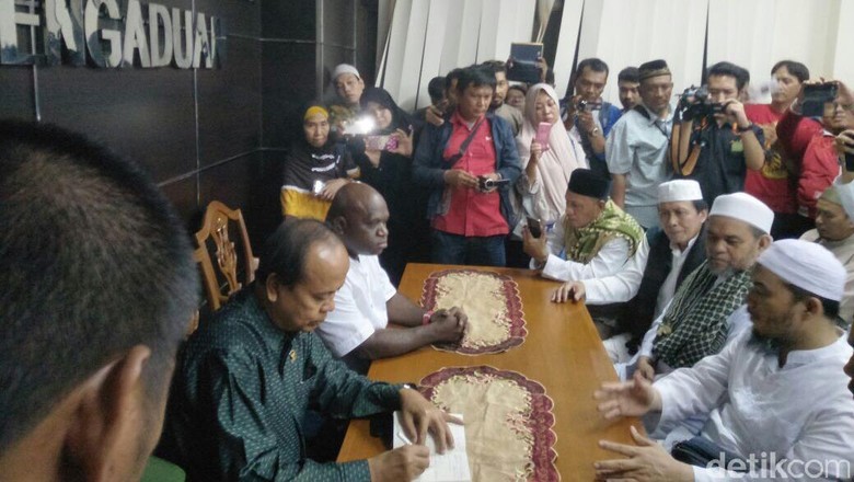 Alumni 212 Ungkap Alasan Bela Hary Tanoe Alumni 212 Ungkap Alasan Bela Hary Tanoe
