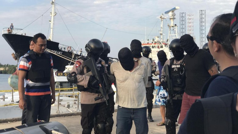 5 Kru Kapal Pengangkut 1 Ton Sabu Dibawa ke Jakarta 5 Kru Kapal Pengangkut 1 Ton Sabu Dibawa ke Jakarta