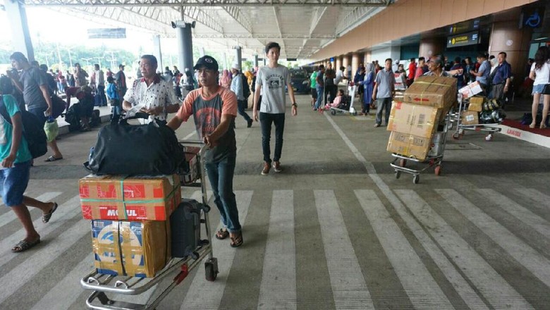 Traveler di Bandara Supadio (Rachman Haryanto/detikTravel) Traveler di Bandara Supadio (Rachman Haryanto/detikTravel)