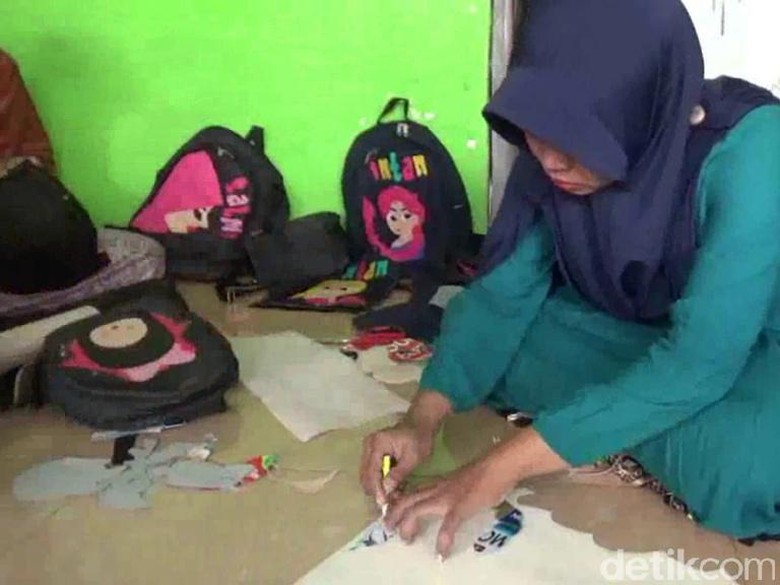 Menengok Kesibukan Perajin Tas Anak Sekolah Saat Tahun Ajaran Baru Menengok Kesibukan Perajin Tas Anak Sekolah Saat Tahun Ajaran Baru