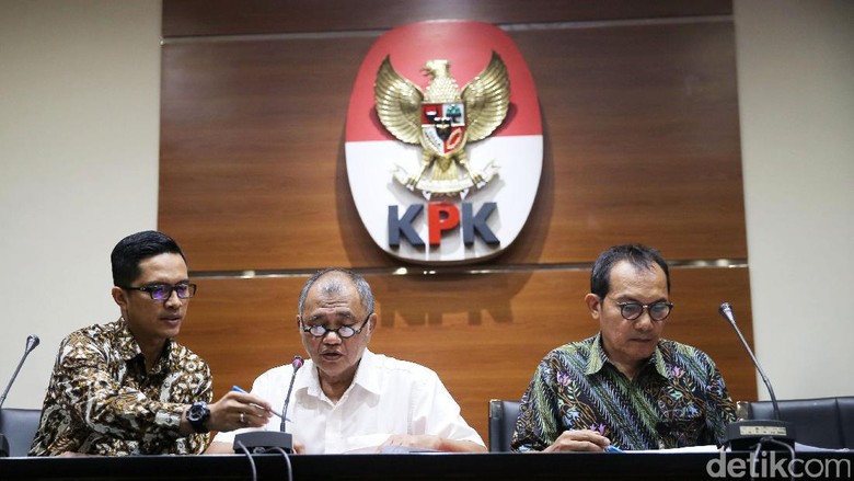 Setelah Novanto, Masih Ada 3 Nama di Dakwaan yang Belum Tersangka Setelah Novanto, Masih Ada 3 Nama di Dakwaan yang Belum Tersangka