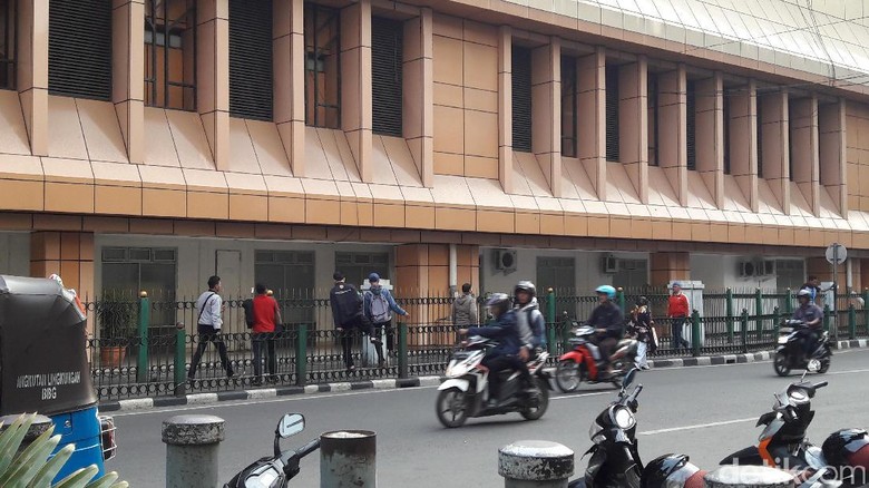 Terlalu Pendek, Penumpang Kerap Lompati Pagar Stasiun Cikini Terlalu Pendek, Penumpang Kerap Lompati Pagar Stasiun Cikini