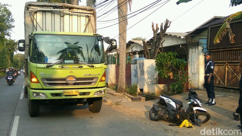 Pulang Isi Bensin, Bocah Kelas V SD Tewas Tertabrak Truk Pulang Isi Bensin, Bocah Kelas V SD Tewas Tertabrak Truk
